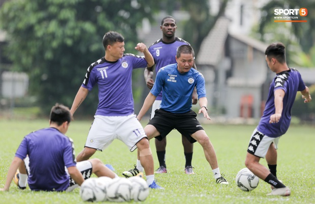 Huy râu túm cổ bắt nạt đàn em, Hà Nội FC tập buổi cuối trước ngày đấu đối thủ mạnh từ Thái Lan - Ảnh 5. Huy râu túm cổ bắt nạt đàn em, Hà Nội FC tập buổi cuối trước ngày đấu đối thủ mạnh từ Thái Lan - Ảnh 5.