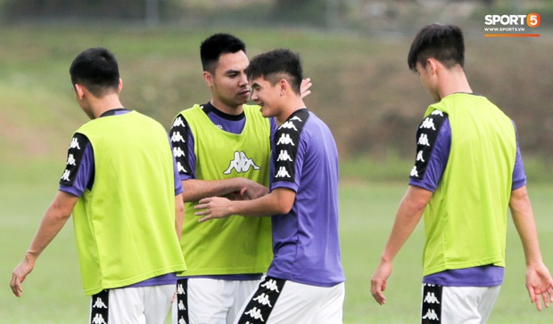Huy râu túm cổ bắt nạt đàn em, Hà Nội FC tập buổi cuối trước ngày đấu đối thủ mạnh từ Thái Lan - Ảnh 2. Huy râu túm cổ bắt nạt đàn em, Hà Nội FC tập buổi cuối trước ngày đấu đối thủ mạnh từ Thái Lan - Ảnh 2.