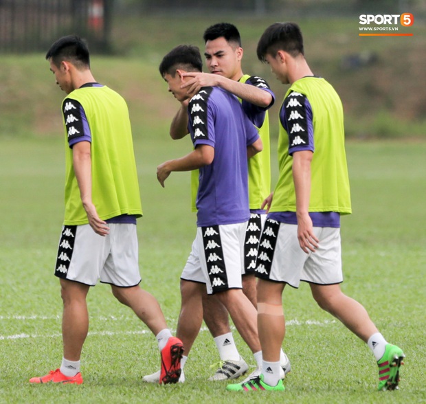 Huy râu túm cổ bắt nạt đàn em, Hà Nội FC tập buổi cuối trước ngày đấu đối thủ mạnh từ Thái Lan - Ảnh 3. Huy râu túm cổ bắt nạt đàn em, Hà Nội FC tập buổi cuối trước ngày đấu đối thủ mạnh từ Thái Lan - Ảnh 3.