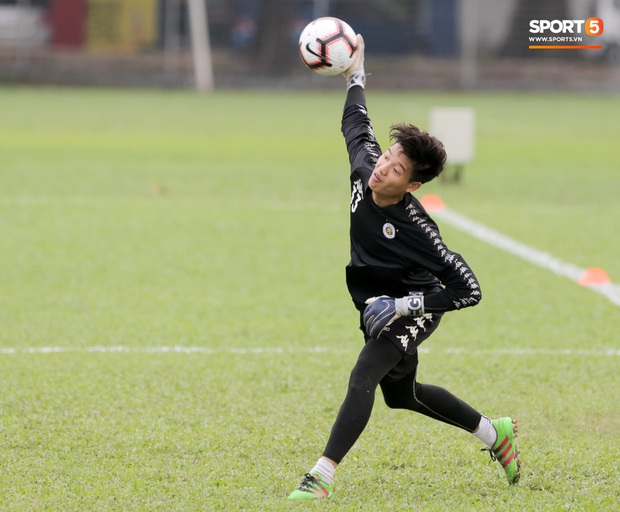 Huy râu túm cổ bắt nạt đàn em, Hà Nội FC tập buổi cuối trước ngày đấu đối thủ mạnh từ Thái Lan - Ảnh 9. Huy râu túm cổ bắt nạt đàn em, Hà Nội FC tập buổi cuối trước ngày đấu đối thủ mạnh từ Thái Lan - Ảnh 9.