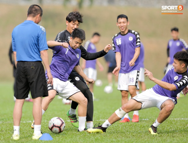 Huy râu túm cổ bắt nạt đàn em, Hà Nội FC tập buổi cuối trước ngày đấu đối thủ mạnh từ Thái Lan - Ảnh 4. Huy râu túm cổ bắt nạt đàn em, Hà Nội FC tập buổi cuối trước ngày đấu đối thủ mạnh từ Thái Lan - Ảnh 4.