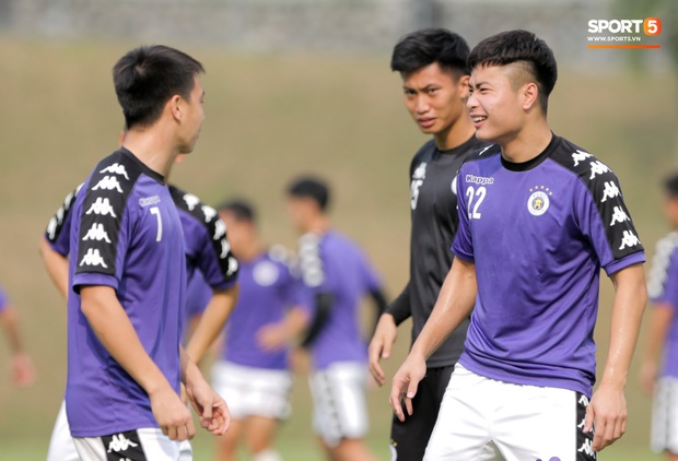 Duy Mạnh mướt mồ hôi trong buổi tập đầu tiên cùng CLB ở nước ngoài sau 1 tuần bận rộn với lễ ăn hỏi - Ảnh 10. Duy Mạnh mướt mồ hôi trong buổi tập đầu tiên cùng CLB ở nước ngoài sau 1 tuần bận rộn với lễ ăn hỏi - Ảnh 10.