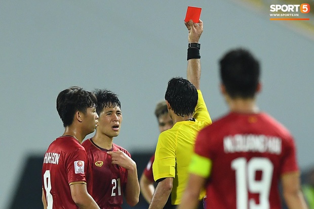 Chiếc thẻ đỏ khiến Đình Trọng bị treo giò ở vòng loại World Cup 2022 - Ảnh 1. Chiếc thẻ đỏ khiến Đình Trọng bị treo giò ở vòng loại World Cup 2022 - Ảnh 1.