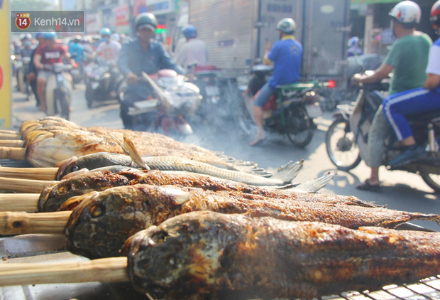 Bán đắt gấp 3 lần ngày thường, phố cá lóc nướng ở Sài Gòn thơm nức trước lễ đưa ông Táo về trời - Ảnh 8. Bán đắt gấp 3 lần ngày thường, phố cá lóc nướng ở Sài Gòn thơm nức trước lễ đưa ông Táo về trời - Ảnh 8.
