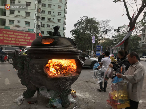 Ảnh: Người dân đồng loạt đốt vàng mã ngày ông Công ông Táo, các tuyến phố và chung cư khói bụi bay mù mịt - Ảnh 14. Ảnh: Người dân đồng loạt đốt vàng mã ngày ông Công ông Táo, các tuyến phố và chung cư khói bụi bay mù mịt - Ảnh 14.