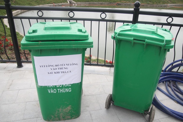 Người Hà Nội làm ‘cầu trượt’ thả cá chép xuống hồ tiễn ông Công ông Táo về trời - Ảnh 4. Người Hà Nội làm ‘cầu trượt’ thả cá chép xuống hồ tiễn ông Công ông Táo về trời - Ảnh 4.
