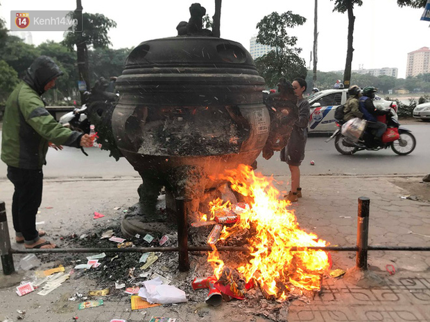 Ảnh: Người dân đồng loạt đốt vàng mã ngày ông Công ông Táo, các tuyến phố và chung cư khói bụi bay mù mịt - Ảnh 13. Ảnh: Người dân đồng loạt đốt vàng mã ngày ông Công ông Táo, các tuyến phố và chung cư khói bụi bay mù mịt - Ảnh 13.