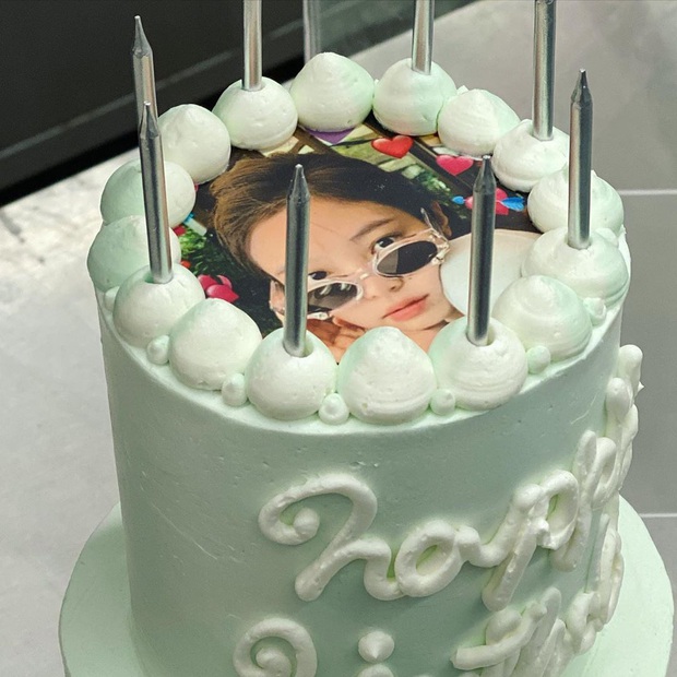 Lác mắt với độ “fancy” của chiếc bánh kem Jennie (BLACKPINK) được tặng dịp sinh nhật, kèm thêm bộ trang sức bằng kẹo siêu tinh xảo! - Ảnh 2. Lác mắt với độ “fancy” của chiếc bánh kem Jennie (BLACKPINK) được tặng dịp sinh nhật, kèm thêm bộ trang sức bằng kẹo siêu tinh xảo! - Ảnh 2.