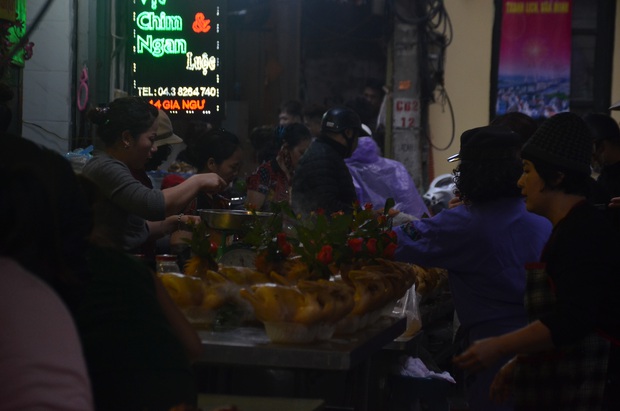 Chùm ảnh: Nửa triệu đồng bộ gà luộc xôi gấc, người Hà Nội quây kín chờ mua cúng ông Công ông Táo - Ảnh 2. Chùm ảnh: Nửa triệu đồng bộ gà luộc xôi gấc, người Hà Nội quây kín chờ mua cúng ông Công ông Táo - Ảnh 2.