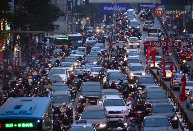 Đường phố Hà Nội tắc cứng và hỗn loạn trong chiều 23 Tết, người dân kiên nhẫn nhích từng chút một tranh thủ đi mua sắm - Ảnh 5. Đường phố Hà Nội tắc cứng và hỗn loạn trong chiều 23 Tết, người dân kiên nhẫn nhích từng chút một tranh thủ đi mua sắm - Ảnh 5.