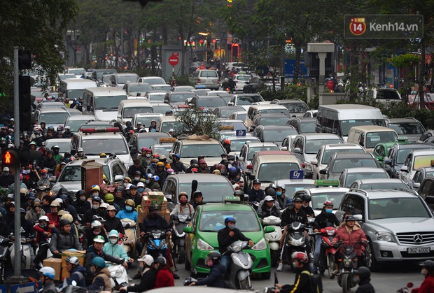 Đường phố Hà Nội tắc cứng và hỗn loạn trong chiều 23 Tết, người dân kiên nhẫn nhích từng chút một tranh thủ đi mua sắm - Ảnh 4. Đường phố Hà Nội tắc cứng và hỗn loạn trong chiều 23 Tết, người dân kiên nhẫn nhích từng chút một tranh thủ đi mua sắm - Ảnh 4.