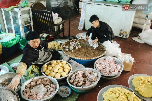Ảnh: Về làng bánh chưng trứ danh Tranh Khúc giữa thời điểm giá thịt lợn tăng “phi mã” - Ảnh 6. Ảnh: Về làng bánh chưng trứ danh Tranh Khúc giữa thời điểm giá thịt lợn tăng “phi mã” - Ảnh 6.