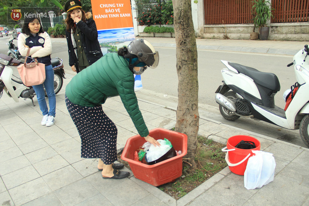 Hà Nội: Người dân thích thú với thông điệp Ông Táo không dùng túi nilon, hồ Tây không còn cảnh túi nilon nổi trắng dập dềnh - Ảnh 9.