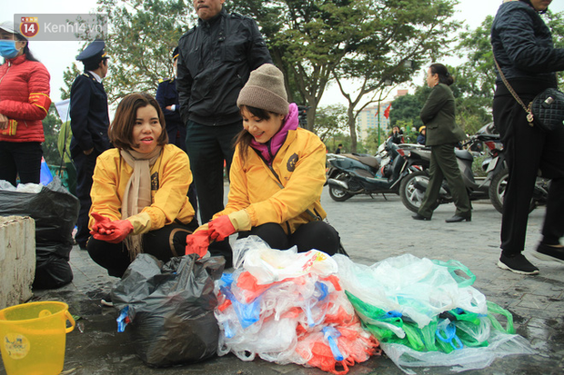 Hà Nội: Người dân thích thú với thông điệp Ông Táo không dùng túi nilon, hồ Tây không còn cảnh túi nilon nổi trắng dập dềnh - Ảnh 17.