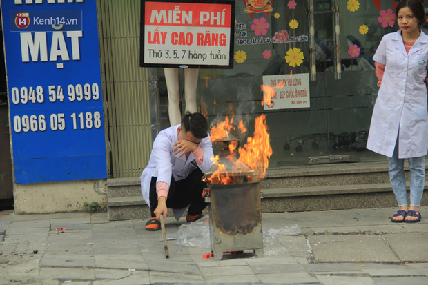 Ảnh: Người dân đồng loạt đốt vàng mã ngày ông Công ông Táo, các tuyến phố và chung cư khói bụi bay mù mịt - Ảnh 3. Ảnh: Người dân đồng loạt đốt vàng mã ngày ông Công ông Táo, các tuyến phố và chung cư khói bụi bay mù mịt - Ảnh 3.