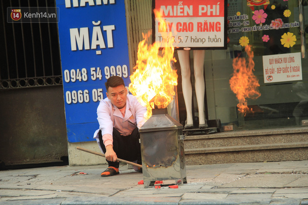 Ảnh: Người dân đồng loạt đốt vàng mã ngày ông Công ông Táo, các tuyến phố và chung cư khói bụi bay mù mịt - Ảnh 2. Ảnh: Người dân đồng loạt đốt vàng mã ngày ông Công ông Táo, các tuyến phố và chung cư khói bụi bay mù mịt - Ảnh 2.