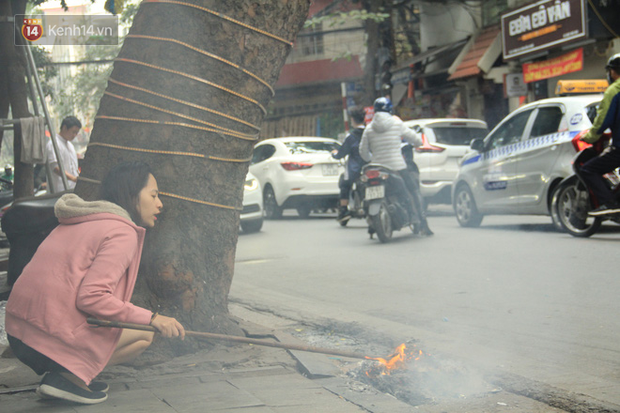Ảnh: Người dân đồng loạt đốt vàng mã ngày ông Công ông Táo, các tuyến phố và chung cư khói bụi bay mù mịt - Ảnh 6. Ảnh: Người dân đồng loạt đốt vàng mã ngày ông Công ông Táo, các tuyến phố và chung cư khói bụi bay mù mịt - Ảnh 6.