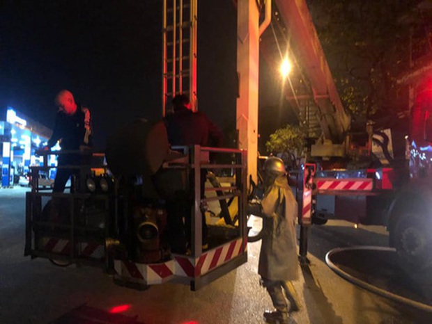 Bốn người trong 1 gia đình được cứu thoát khỏi đám cháy lúc tảng sáng - Ảnh 2. Bốn người trong 1 gia đình được cứu thoát khỏi đám cháy lúc tảng sáng - Ảnh 2.