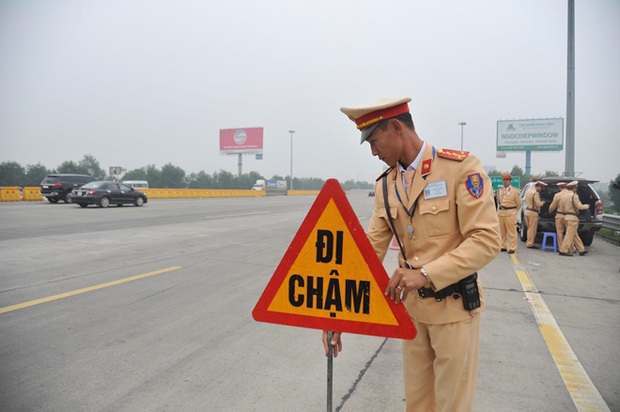 Kiểm tra nồng độ cồn tất cả tài xế vào cao tốc - Ảnh 2. Kiểm tra nồng độ cồn tất cả tài xế vào cao tốc - Ảnh 2.