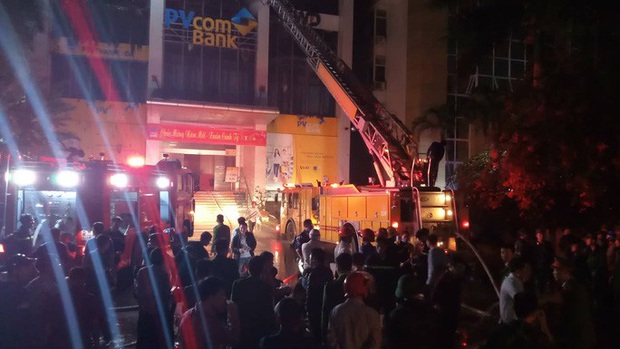 Cảnh sát PCCC bất chấp nguy hiểm nhường mặt nạ chống độc cho nạn nhân vụ cháy tòa nhà dầu khí - Ảnh 4. Cảnh sát PCCC bất chấp nguy hiểm nhường mặt nạ chống độc cho nạn nhân vụ cháy tòa nhà dầu khí - Ảnh 4.