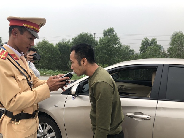 Kiểm tra nồng độ cồn tất cả tài xế vào cao tốc - Ảnh 4. Kiểm tra nồng độ cồn tất cả tài xế vào cao tốc - Ảnh 4.