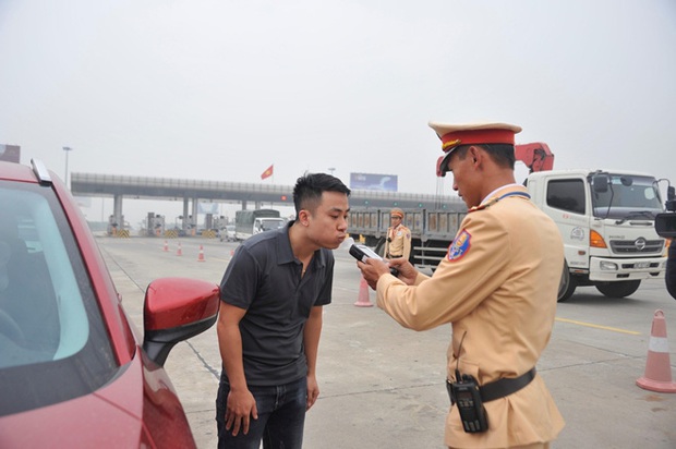 Kiểm tra nồng độ cồn tất cả tài xế vào cao tốc - Ảnh 5. Kiểm tra nồng độ cồn tất cả tài xế vào cao tốc - Ảnh 5.