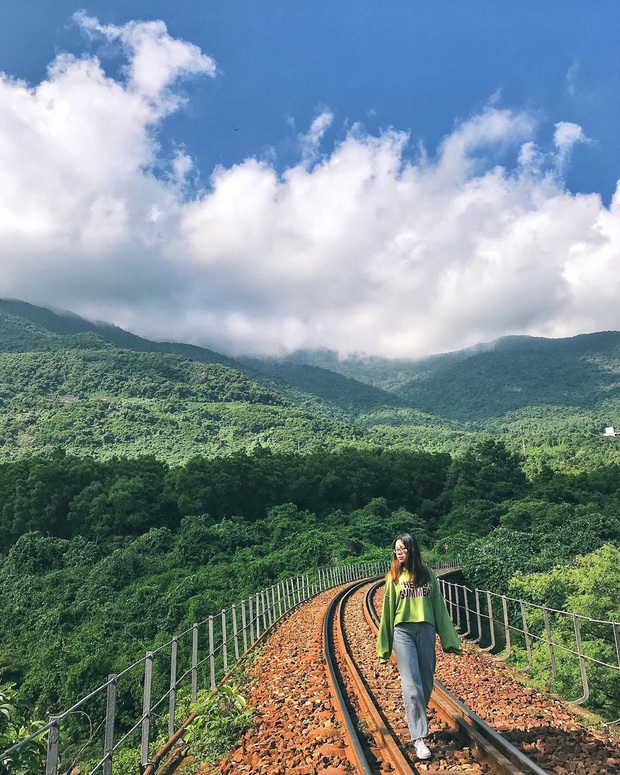 Nhìn lại 4 con đường tàu sống ảo đình đám nhất năm 2019, chỗ nào lên hình cũng “ảo” nhưng lại gắn với không ít thị phi - Ảnh 17. Nhìn lại 4 con đường tàu sống ảo đình đám nhất năm 2019, chỗ nào lên hình cũng “ảo” nhưng lại gắn với không ít thị phi - Ảnh 17.
