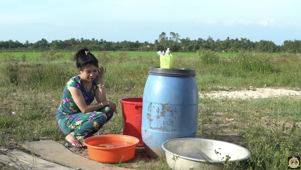 Cười nắc nẻ với hội chị em bạn dì ở Bóng Tết Hương Nam: Mê trai chưa kịp đầu thai đã bị đánh bờm đầu? - Ảnh 4.