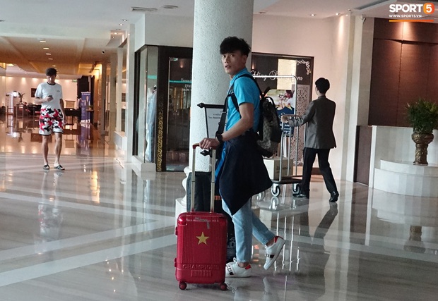 U23 Việt Nam rời Thái Lan về nước, thủ môn Bùi Tiến Dũng tích cực xếp hành lý cho cả đội - Ảnh 2. U23 Việt Nam rời Thái Lan về nước, thủ môn Bùi Tiến Dũng tích cực xếp hành lý cho cả đội - Ảnh 2.