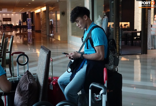 U23 Việt Nam rời Thái Lan về nước, thủ môn Bùi Tiến Dũng tích cực xếp hành lý cho cả đội - Ảnh 3. U23 Việt Nam rời Thái Lan về nước, thủ môn Bùi Tiến Dũng tích cực xếp hành lý cho cả đội - Ảnh 3.