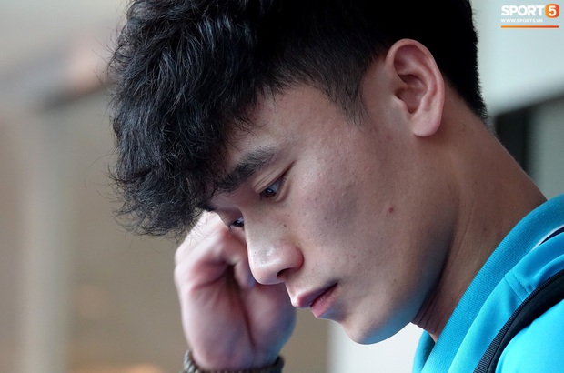 U23 Việt Nam rời Thái Lan về nước, thủ môn Bùi Tiến Dũng tích cực xếp hành lý cho cả đội - Ảnh 4. U23 Việt Nam rời Thái Lan về nước, thủ môn Bùi Tiến Dũng tích cực xếp hành lý cho cả đội - Ảnh 4.