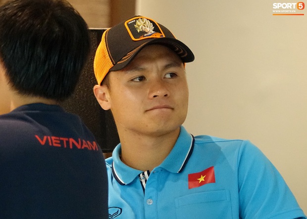 Đội trưởng Quang Hải đội nón Goku, cực ngầu khi chỉ đạo đồng đội nhanh chóng thu dọn hành lý - Ảnh 9. Đội trưởng Quang Hải đội nón Goku, cực ngầu khi chỉ đạo đồng đội nhanh chóng thu dọn hành lý - Ảnh 9.