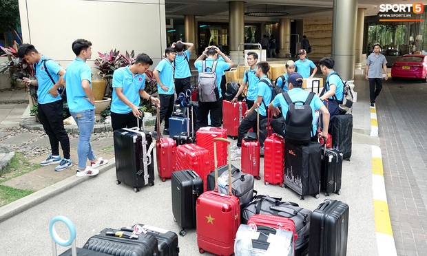 U23 Việt Nam rời Thái Lan về nước, thủ môn Bùi Tiến Dũng tích cực xếp hành lý cho cả đội - Ảnh 8. U23 Việt Nam rời Thái Lan về nước, thủ môn Bùi Tiến Dũng tích cực xếp hành lý cho cả đội - Ảnh 8.