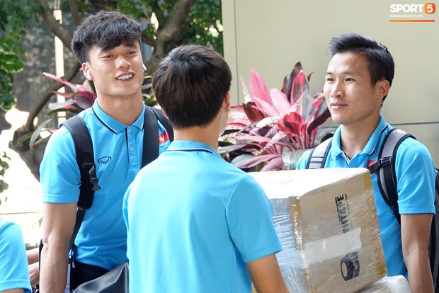 U23 Việt Nam rời Thái Lan về nước, thủ môn Bùi Tiến Dũng tích cực xếp hành lý cho cả đội - Ảnh 12. U23 Việt Nam rời Thái Lan về nước, thủ môn Bùi Tiến Dũng tích cực xếp hành lý cho cả đội - Ảnh 12.
