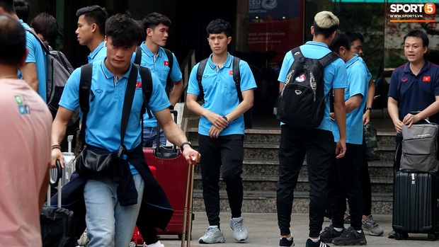 U23 Việt Nam rời Thái Lan về nước, thủ môn Bùi Tiến Dũng tích cực xếp hành lý cho cả đội - Ảnh 14. U23 Việt Nam rời Thái Lan về nước, thủ môn Bùi Tiến Dũng tích cực xếp hành lý cho cả đội - Ảnh 14.