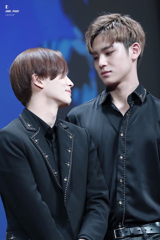Anh anh em em là thế nhưng ai ngờ hai chàng trai của nhóm nhạc Gen3 đình đám Kpop từng đứng 1 tiếng rưỡi chỉ để... hét vào mặt nhau - Ảnh 2. Anh anh em em là thế nhưng ai ngờ hai chàng trai của nhóm nhạc Gen3 đình đám Kpop từng đứng 1 tiếng rưỡi chỉ để... hét vào mặt nhau - Ảnh 2.