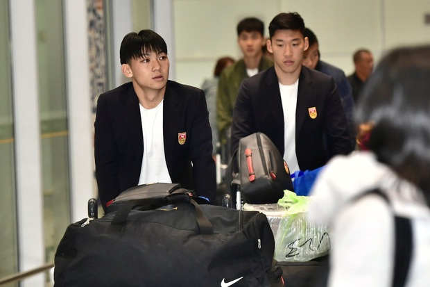 Buồn như đội tuyển U23 Trung Quốc ngày về nước: Đã mệt lả, kiệt sức vì chuyến bay dài lại còn bị các CĐV quay lưng - Ảnh 1. Buồn như đội tuyển U23 Trung Quốc ngày về nước: Đã mệt lả, kiệt sức vì chuyến bay dài lại còn bị các CĐV quay lưng - Ảnh 1.