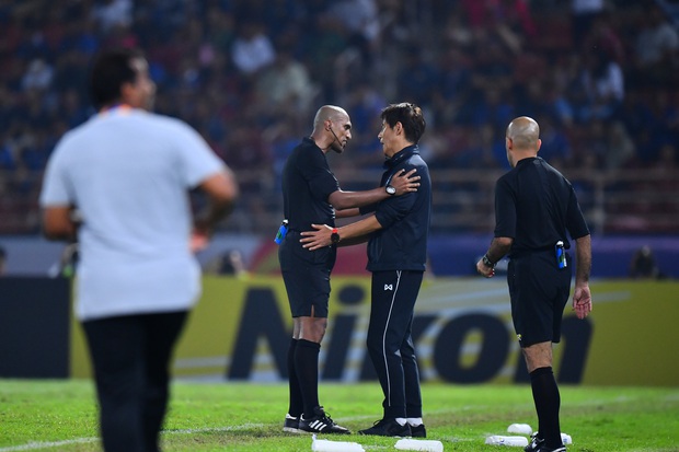 U23 Thái Lan ôm hận bởi vị trọng tài từng bắt Việt Nam chịu quả penalty khó hiểu ở vòng loại World Cup 2022 - Ảnh 3. U23 Thái Lan ôm hận bởi vị trọng tài từng bắt Việt Nam chịu quả penalty khó hiểu ở vòng loại World Cup 2022 - Ảnh 3.