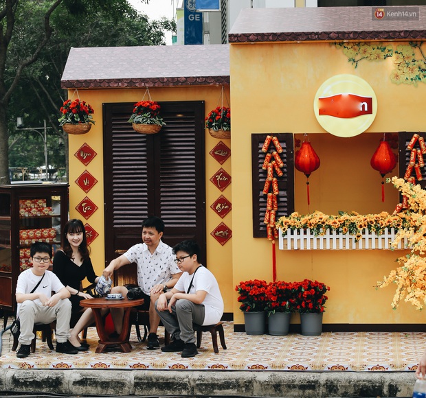 Phố nhà giàu Phú Mỹ Hưng đón Tết Canh Tý với đường hoa xuân đầy lúa và bắp ngô, tái hiện khung cảnh làng quê bình dị - Ảnh 14.