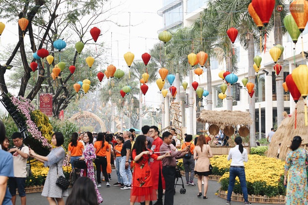 Phố nhà giàu Phú Mỹ Hưng đón Tết Canh Tý với đường hoa xuân đầy lúa và bắp ngô, tái hiện khung cảnh làng quê bình dị - Ảnh 8.