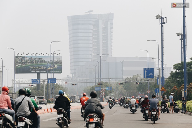 Toà nhà cao nhất Việt Nam mờ ảo trong bụi mù, Sài Gòn tiếp tục bị ô nhiễm nặng những ngày giáp Tết - Ảnh 12. Toà nhà cao nhất Việt Nam mờ ảo trong bụi mù, Sài Gòn tiếp tục bị ô nhiễm nặng những ngày giáp Tết - Ảnh 12.