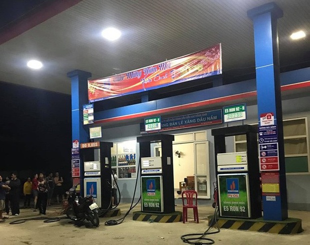 Cầm dao xông vào cây xăng cướp tiền, đâm trọng thương nhân viên - Ảnh 2. Cầm dao xông vào cây xăng cướp tiền, đâm trọng thương nhân viên - Ảnh 2.