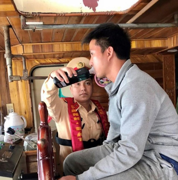 CSGT xuống sông phạt ma men lái tàu thủy ở Bắc Ninh - Ảnh 2. CSGT xuống sông phạt ma men lái tàu thủy ở Bắc Ninh - Ảnh 2.