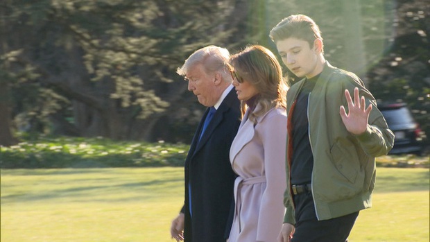 Quý tử nhà Trump lại gây xôn xao dư luận với vẻ đẹp hoàn hảo, tỏa ra ánh hào quang rực rỡ trong lần xuất hiện mới nhất - Ảnh 2. Quý tử nhà Trump lại gây xôn xao dư luận với vẻ đẹp hoàn hảo, tỏa ra ánh hào quang rực rỡ trong lần xuất hiện mới nhất - Ảnh 2.