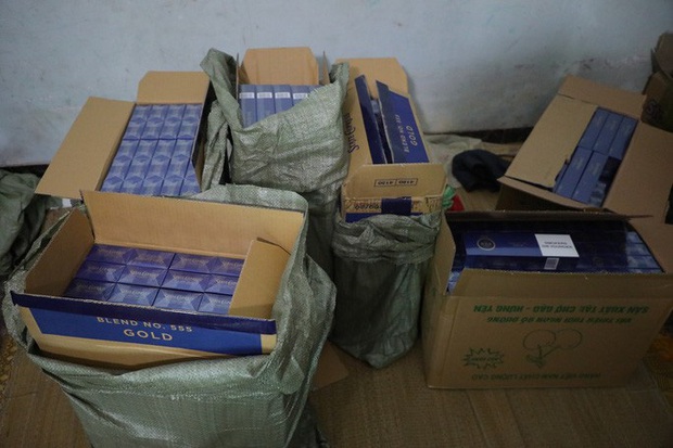 Lực lượng chức năng phá khóa căn nhà, thu giữ 15.000 bao thuốc lá nhập lậu - Ảnh 2. Lực lượng chức năng phá khóa căn nhà, thu giữ 15.000 bao thuốc lá nhập lậu - Ảnh 2.