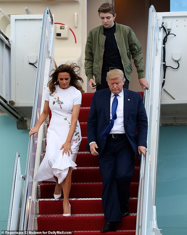 Quý tử nhà Trump lại gây xôn xao dư luận với vẻ đẹp hoàn hảo, tỏa ra ánh hào quang rực rỡ trong lần xuất hiện mới nhất - Ảnh 3. Quý tử nhà Trump lại gây xôn xao dư luận với vẻ đẹp hoàn hảo, tỏa ra ánh hào quang rực rỡ trong lần xuất hiện mới nhất - Ảnh 3.