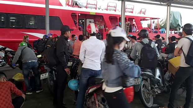 CLIP: Người lao động mang vác hành lý rời Phú Quốc về quê ăn Tết - Ảnh 4. CLIP: Người lao động mang vác hành lý rời Phú Quốc về quê ăn Tết - Ảnh 4.