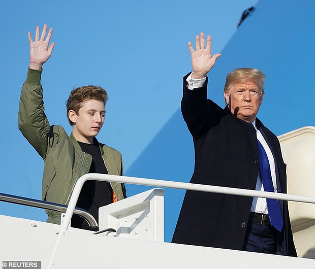 Quý tử nhà Trump lại gây xôn xao dư luận với vẻ đẹp hoàn hảo, tỏa ra ánh hào quang rực rỡ trong lần xuất hiện mới nhất - Ảnh 5. Quý tử nhà Trump lại gây xôn xao dư luận với vẻ đẹp hoàn hảo, tỏa ra ánh hào quang rực rỡ trong lần xuất hiện mới nhất - Ảnh 5.