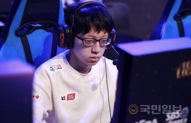 Game thủ Liên minh huyền thoại bỗng trở thành hiện tượng trai đẹp chỉ nhờ tháo kính và vuốt tóc sương sương - Ảnh 2. Game thủ Liên minh huyền thoại bỗng trở thành hiện tượng trai đẹp chỉ nhờ tháo kính và vuốt tóc sương sương - Ảnh 2.