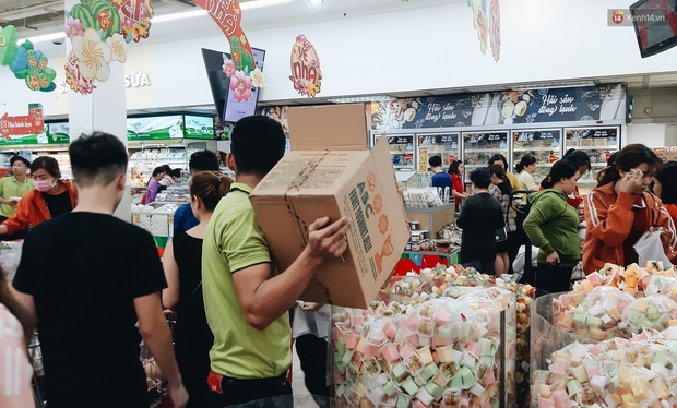 Người Sài Gòn xếp hàng dài ở siêu thị chờ mua sắm Tết chiều chủ nhật cuối năm - Ảnh 11. Người Sài Gòn xếp hàng dài ở siêu thị chờ mua sắm Tết chiều chủ nhật cuối năm - Ảnh 11.